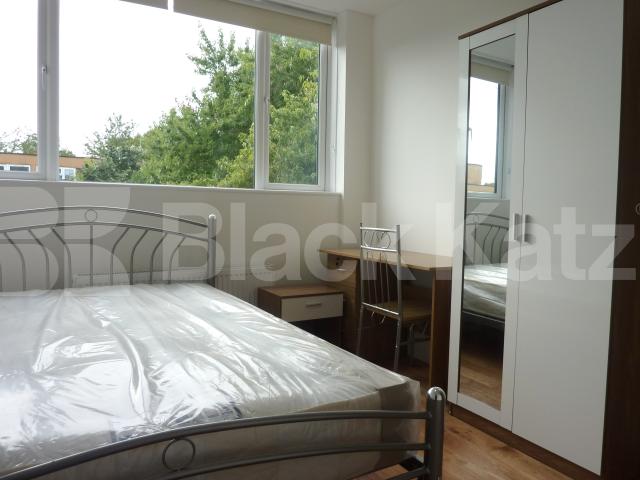 			SPACIOUS 3 BED FLAT SUITABLE FOR 4 SHARERS, 4 Bedroom, 1 bath, 1 reception Flat			 ROWSTOCK GARDENS , CAMDEN